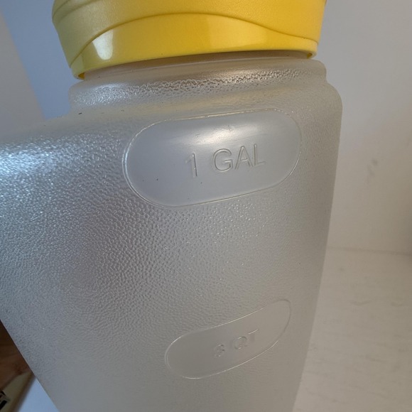 Rubbermaid Clear Frosted Plastic Drink Jug Pitcher 1 Gallon Yellow Lid Made USA - Picture 5 of 15